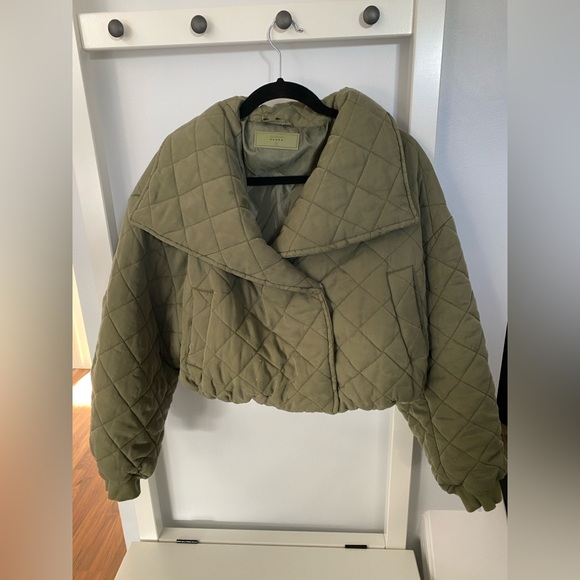 Blank NYC Jackets & Blazers - Blank NYC Women’s cropped tencel quilted jacket fold over‎ collar size medium
